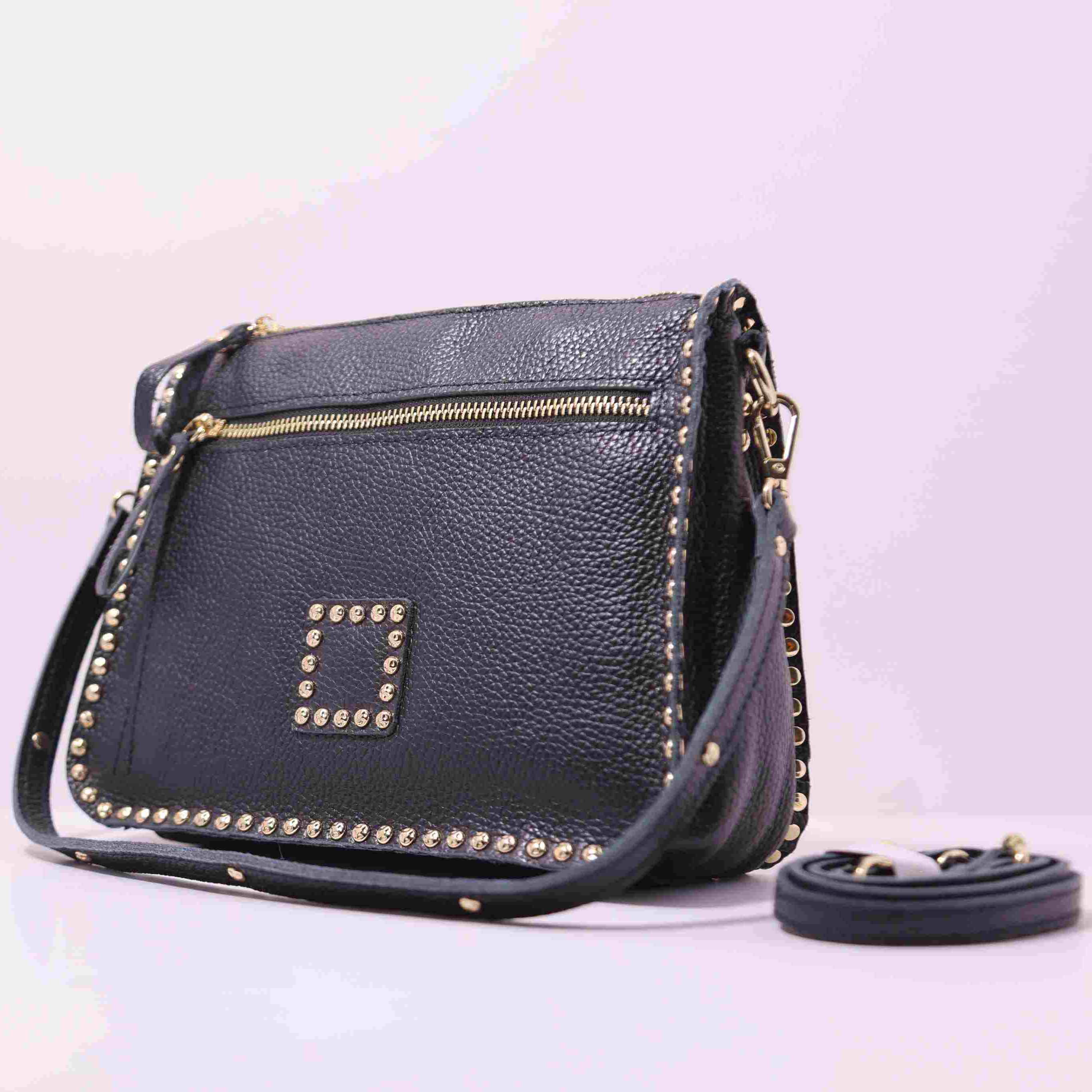 Bolso bandolera de piel con tachuelas