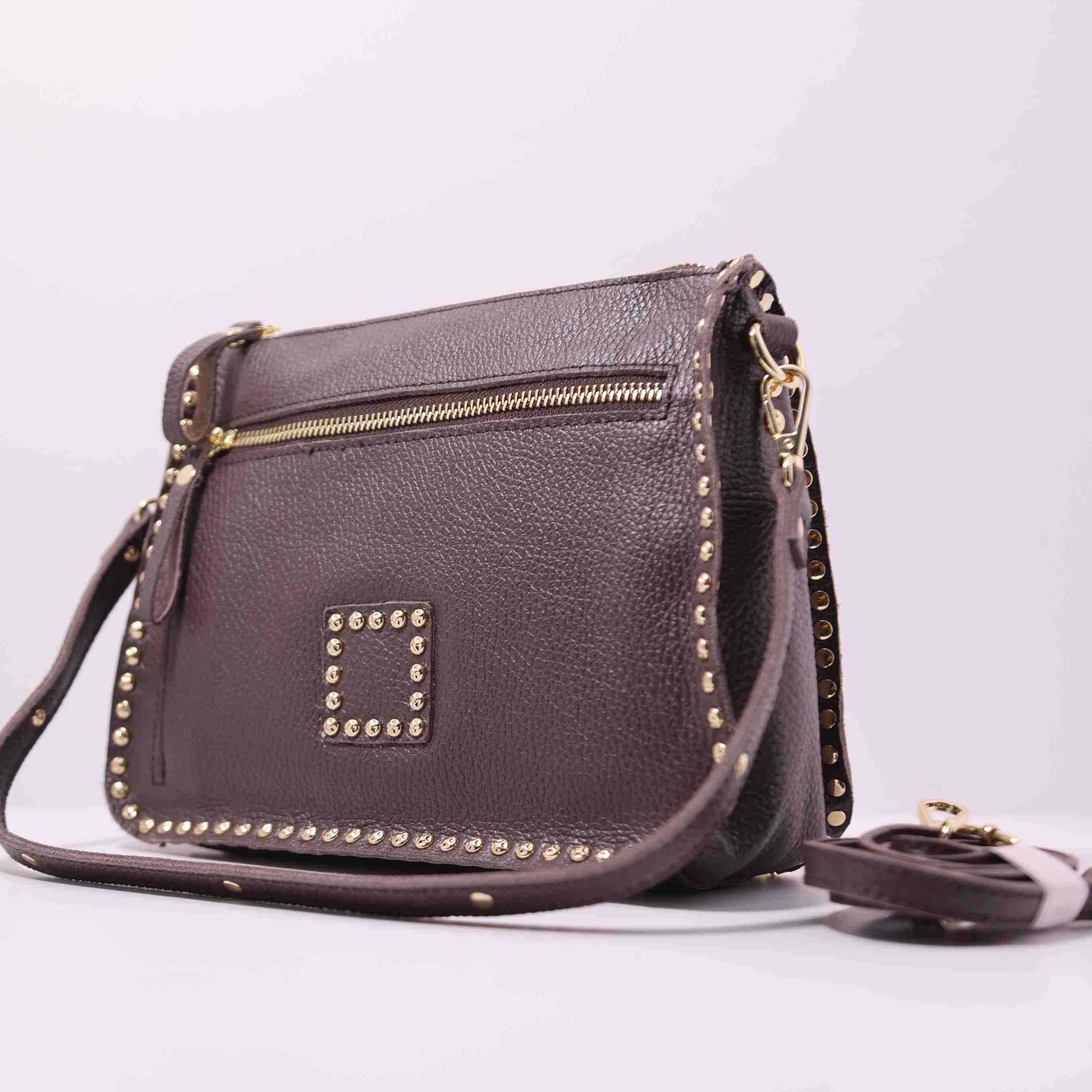 Bolso bandolera de piel con tachuelas