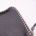 Bolso bandolera de piel con tachuelas