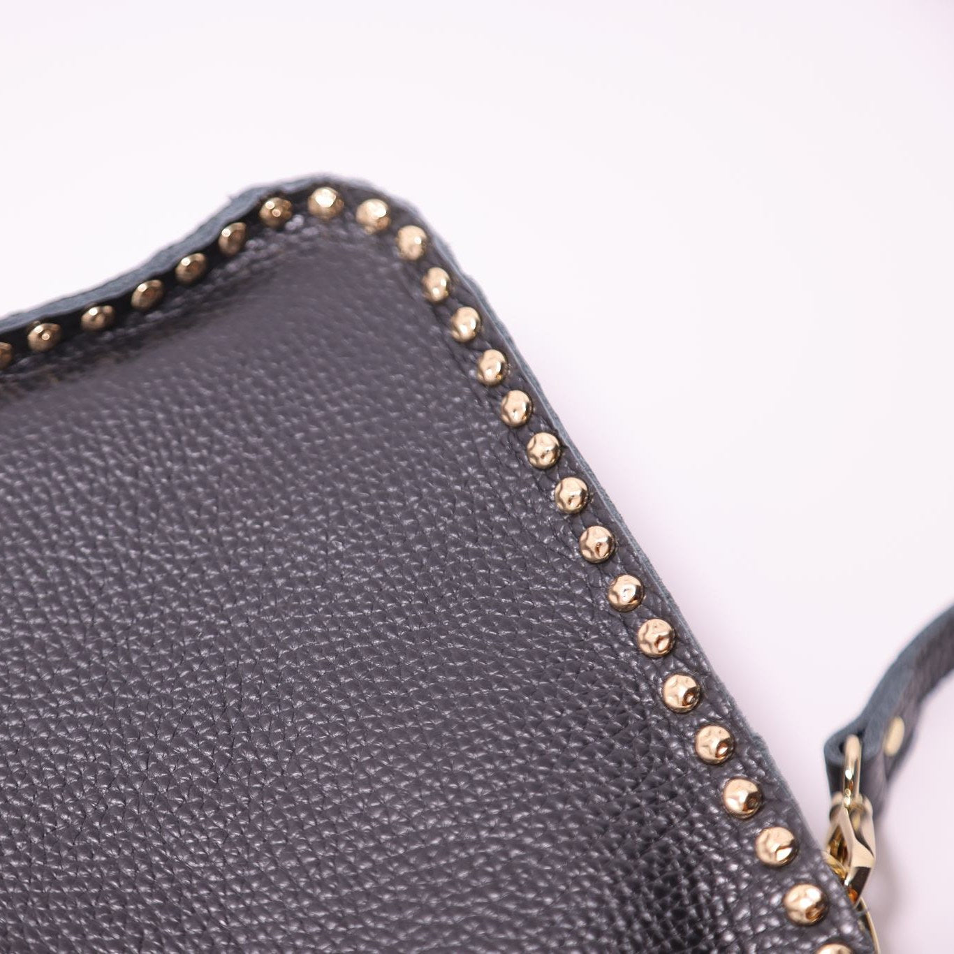 Bolso bandolera de piel con tachuelas