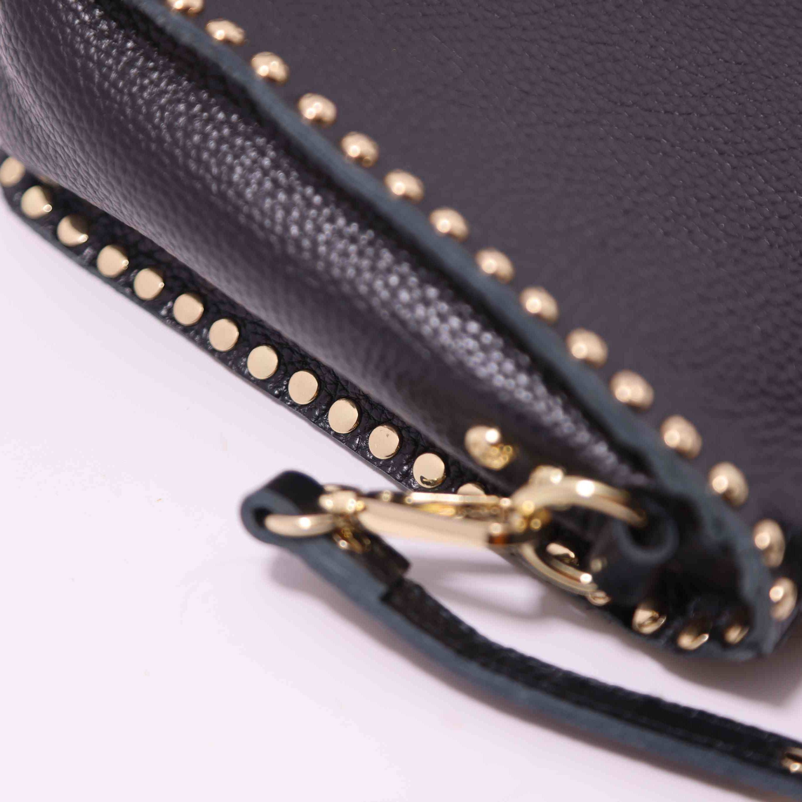 Bolso bandolera de piel con tachuelas