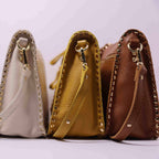 Bolso bandolera de piel con tachuelas