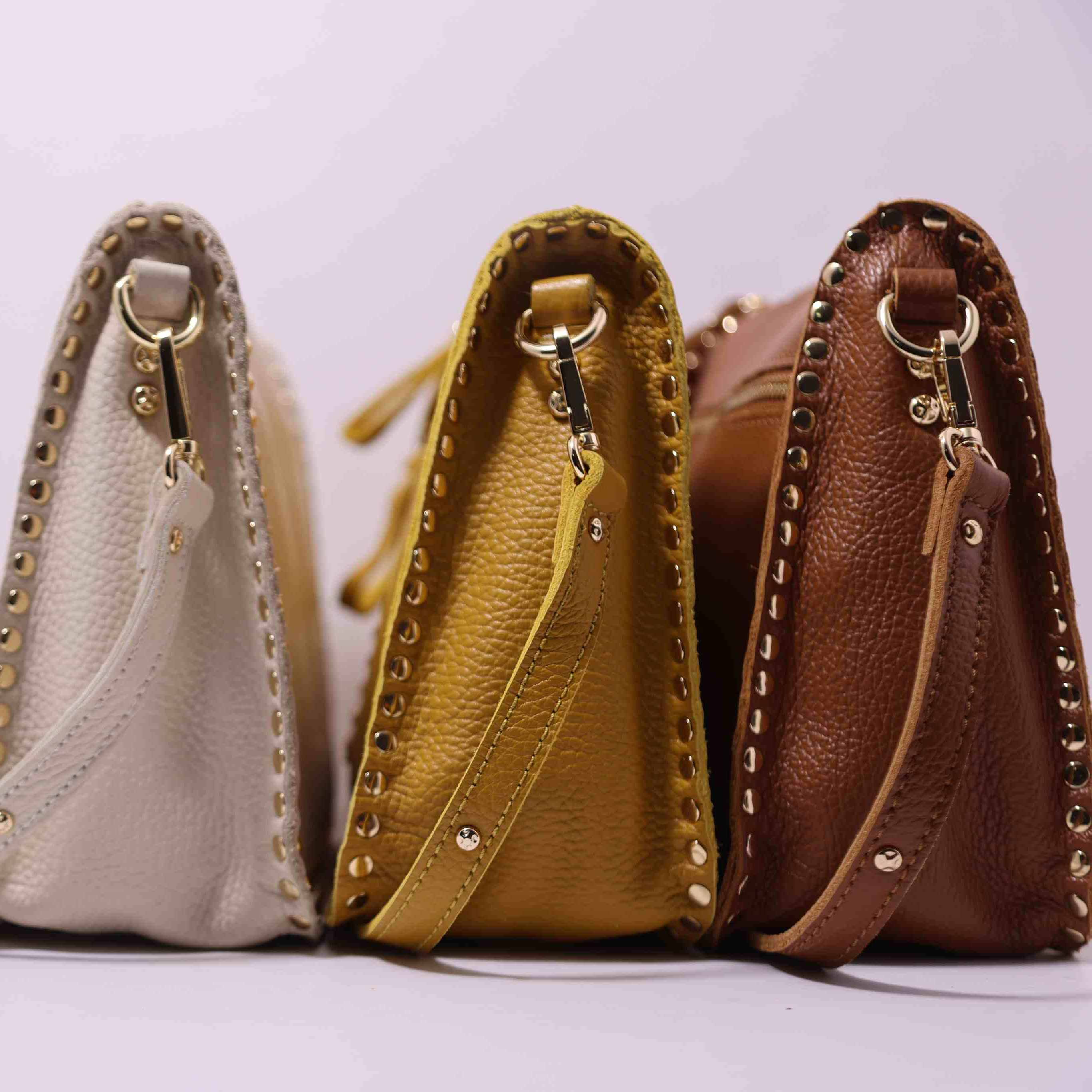 Bolso bandolera de piel con tachuelas
