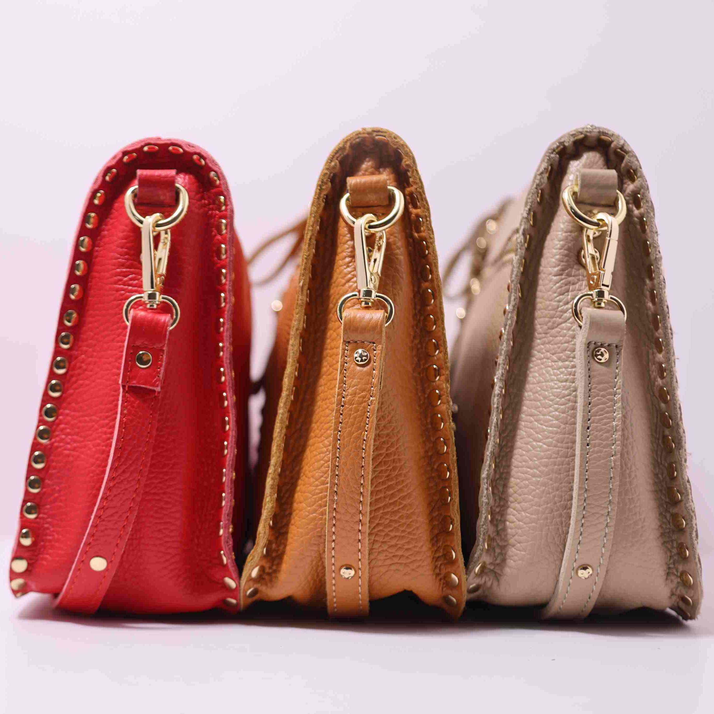 Bolso bandolera de piel con tachuelas