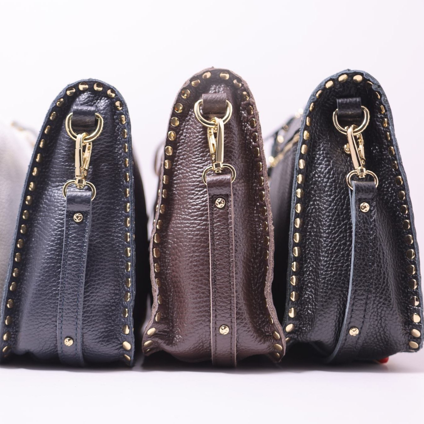Bolso bandolera de piel con tachuelas