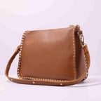 Bolso bandolera de piel con tachuelas