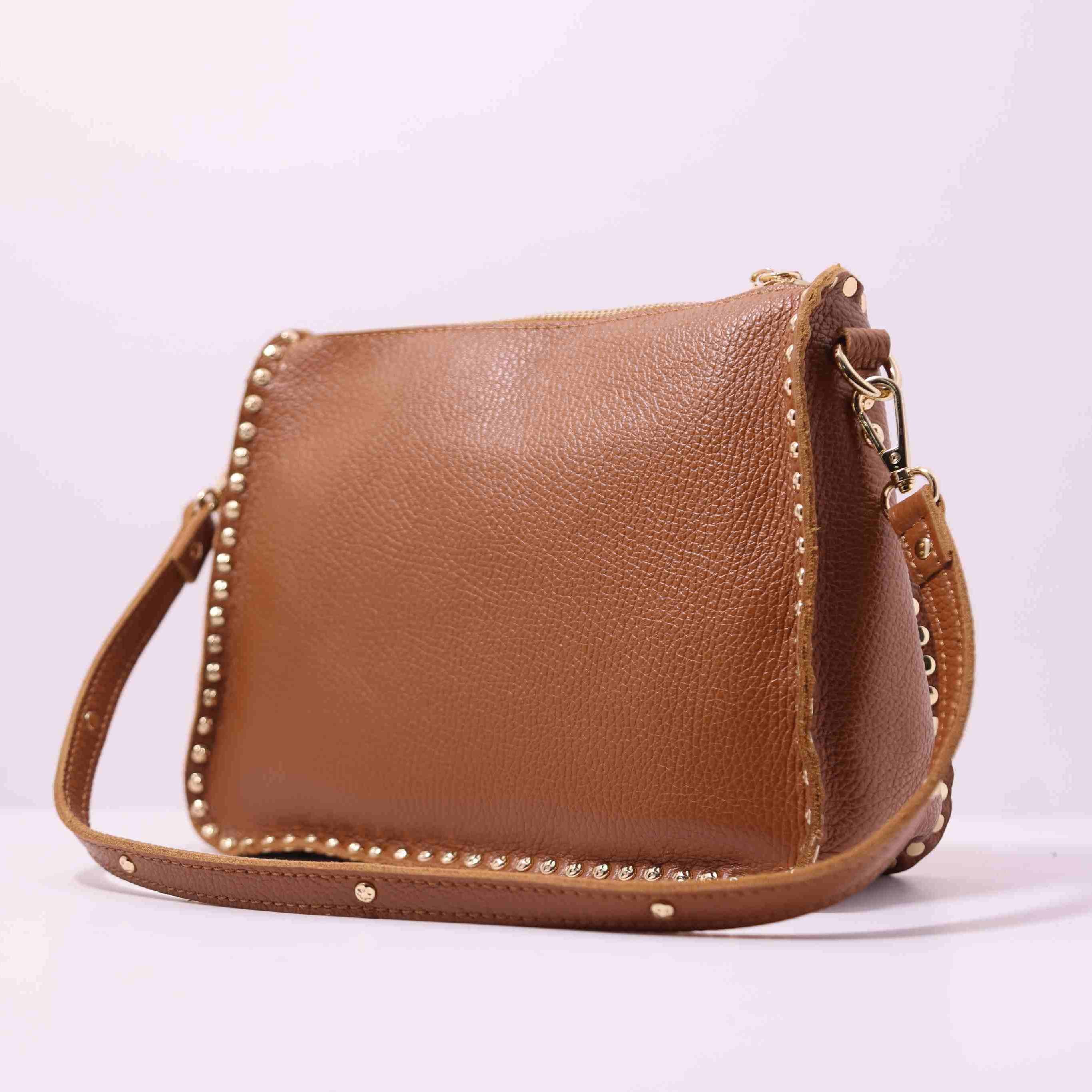 Bolso bandolera de piel con tachuelas