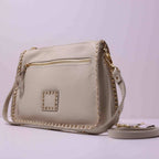 Bolso bandolera de piel con tachuelas