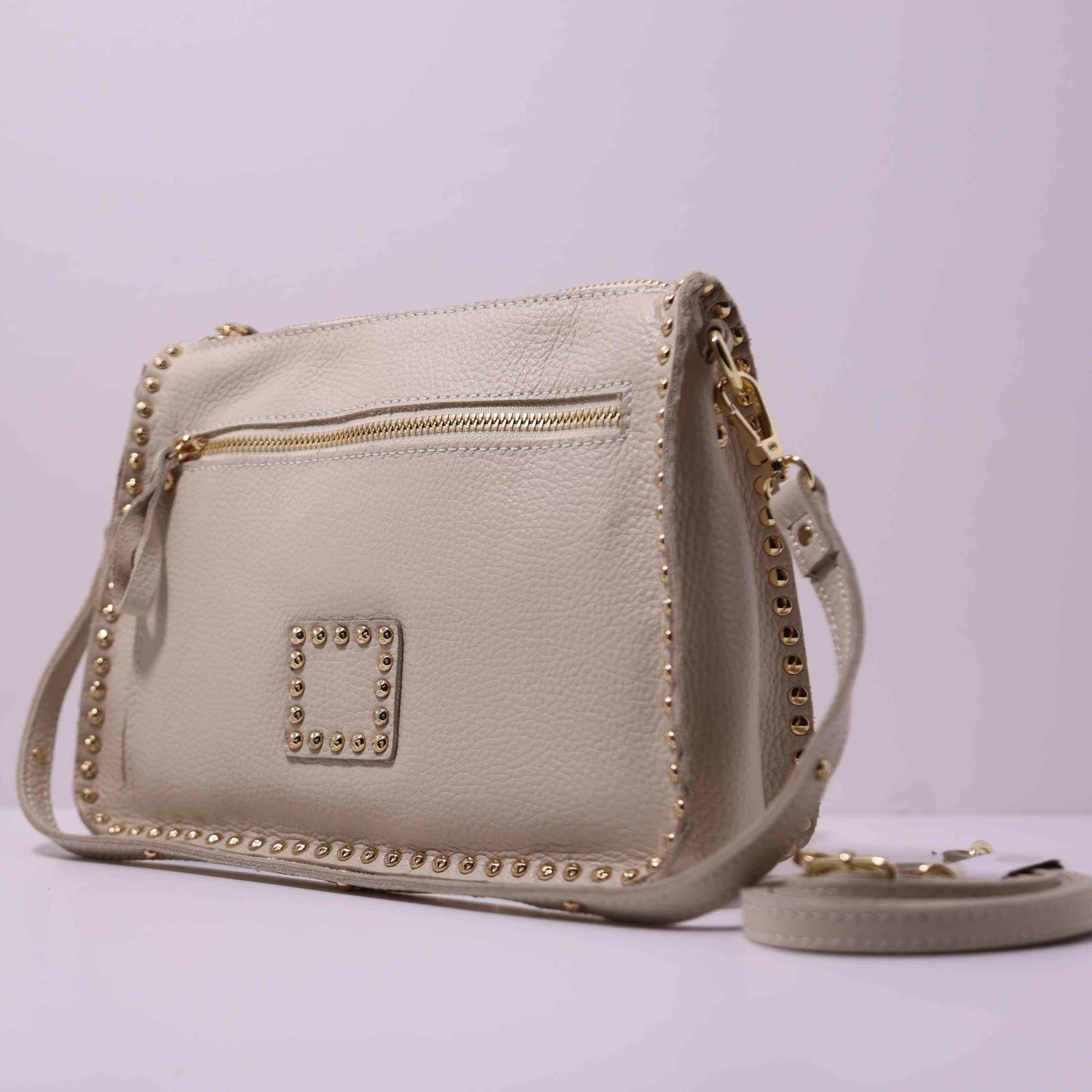 Bolso bandolera de piel con tachuelas