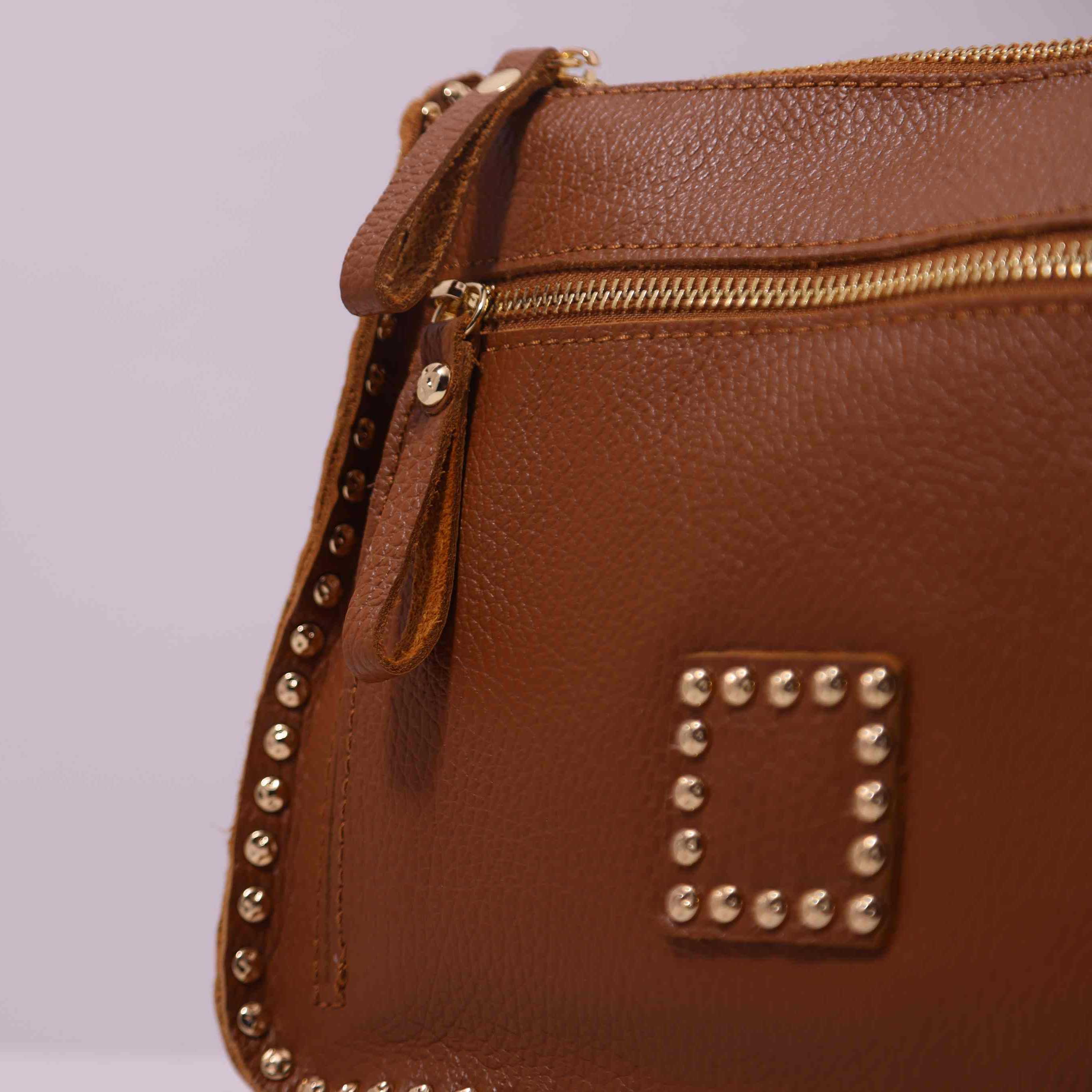 Bolso bandolera de piel con tachuelas