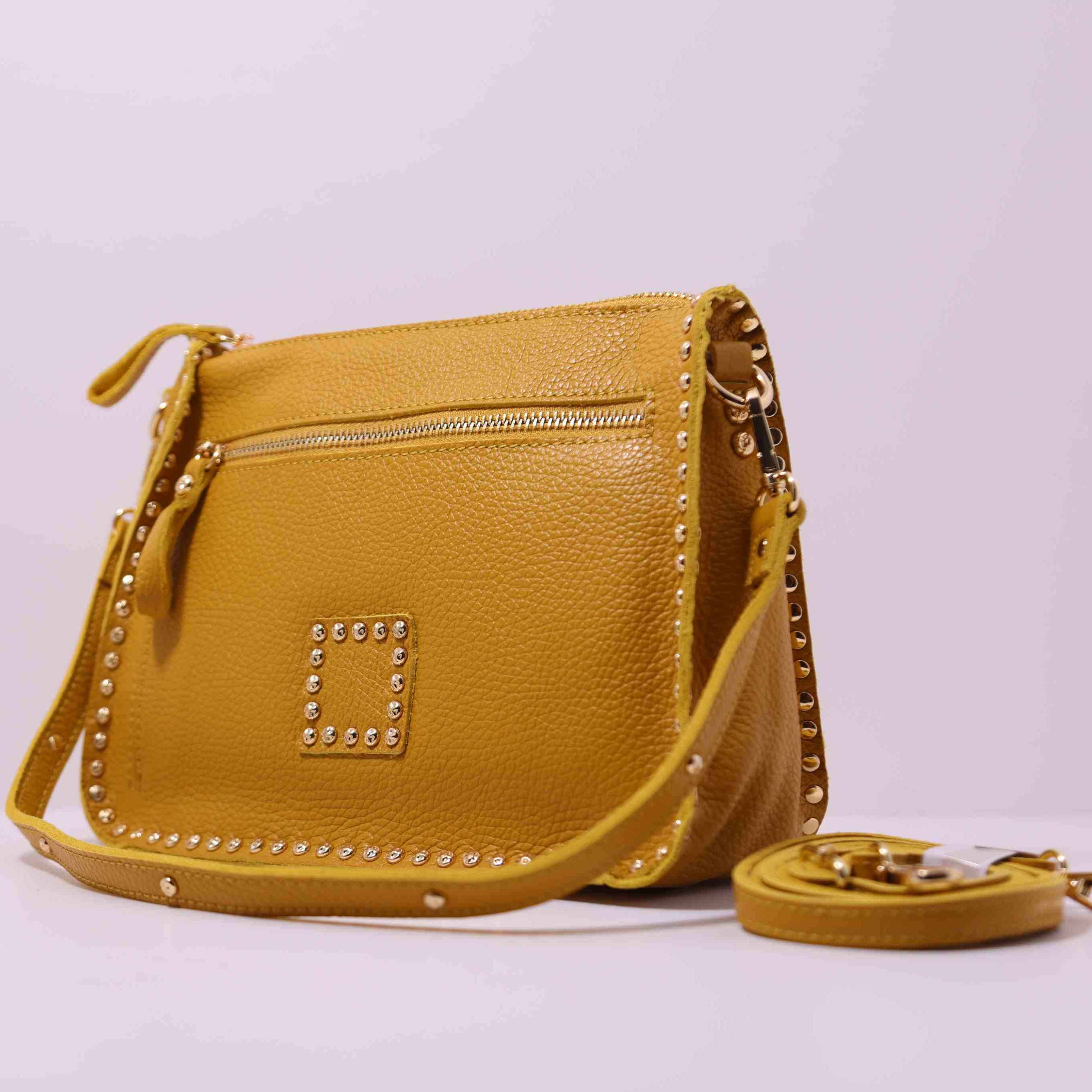Bolso bandolera de piel con tachuelas