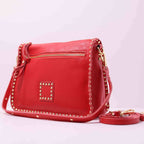 Bolso bandolera de piel con tachuelas