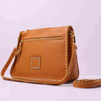 Bolso bandolera de piel con tachuelas