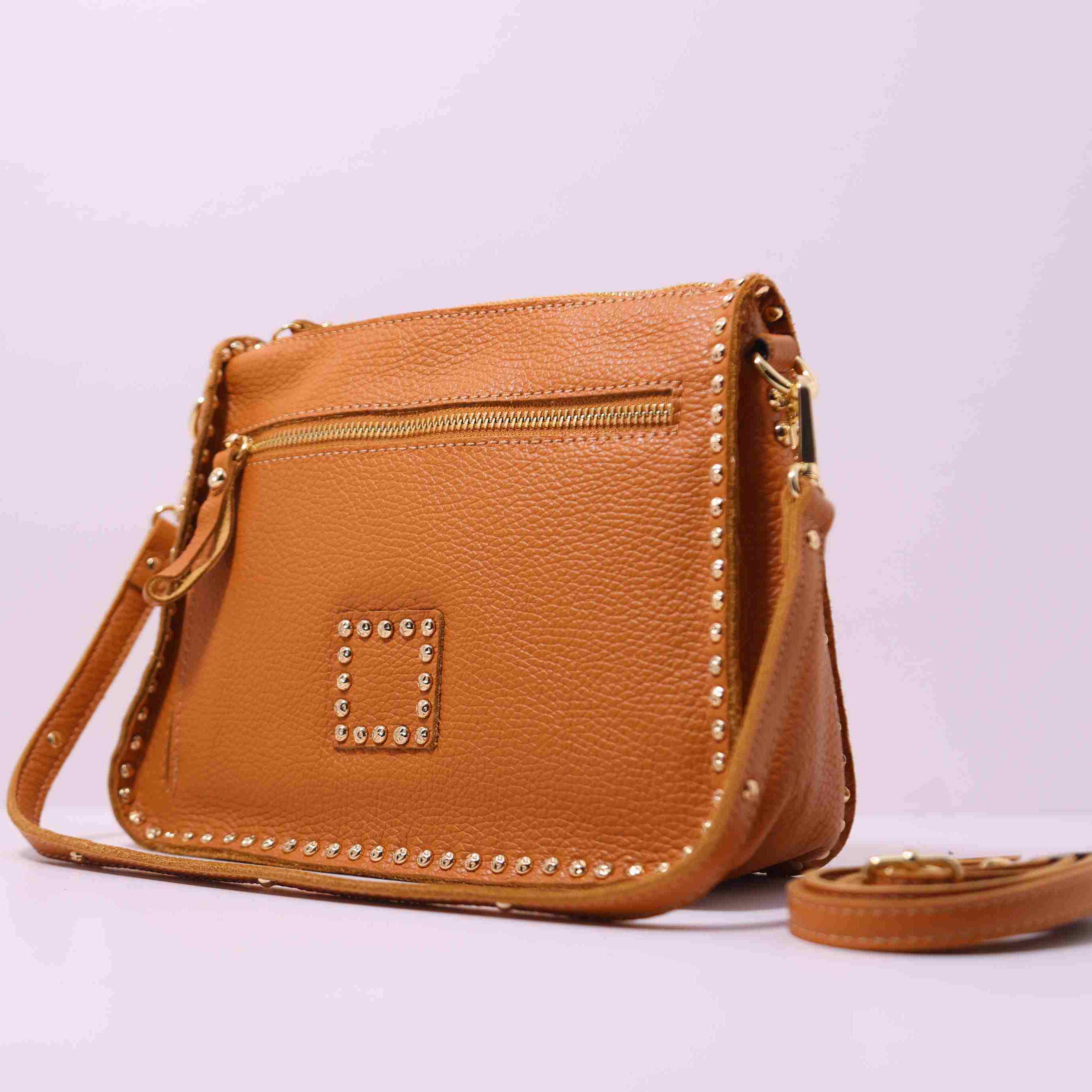 Bolso bandolera de piel con tachuelas