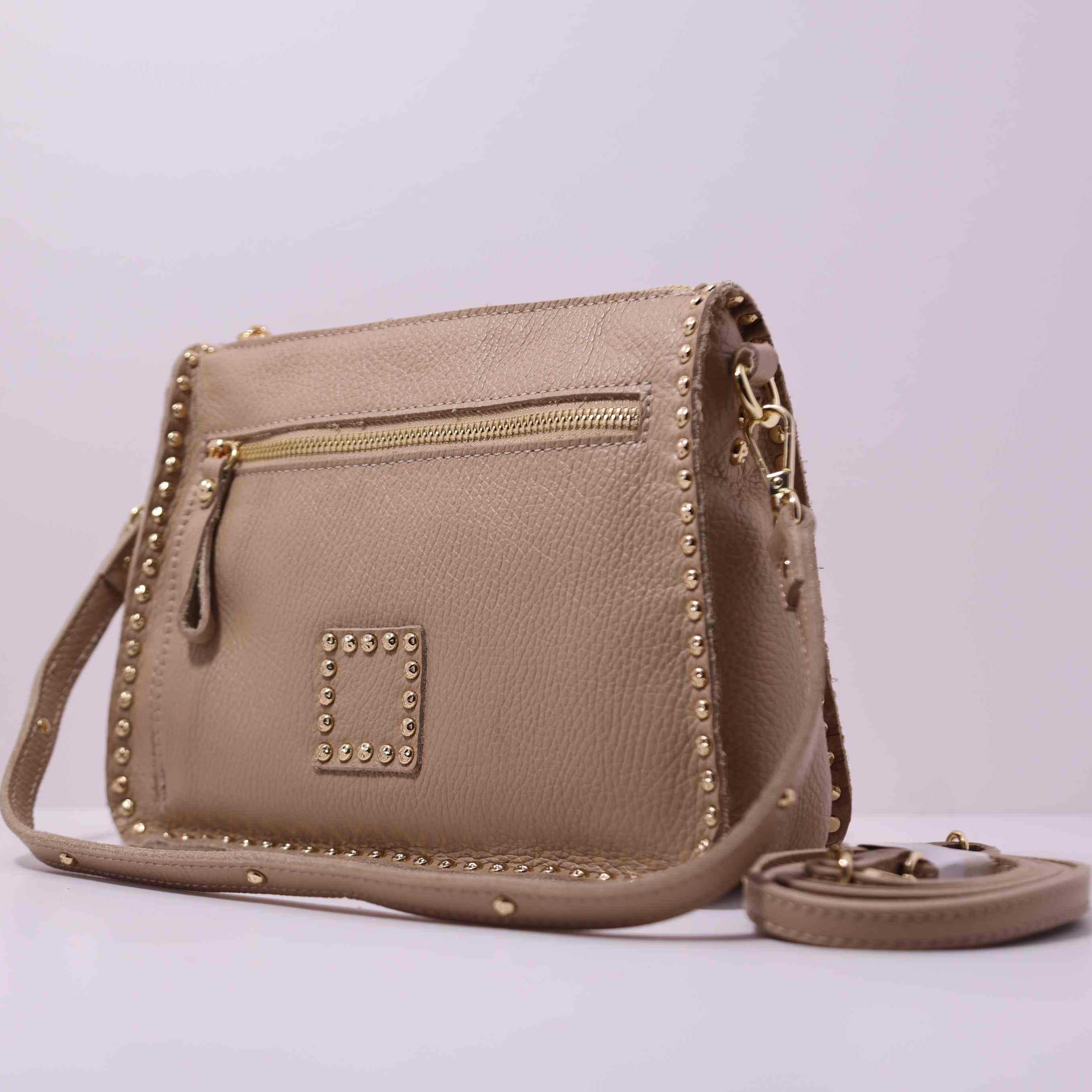 Bolso bandolera de piel con tachuelas