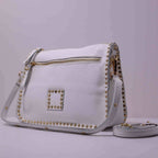 Bolso bandolera de piel con tachuelas