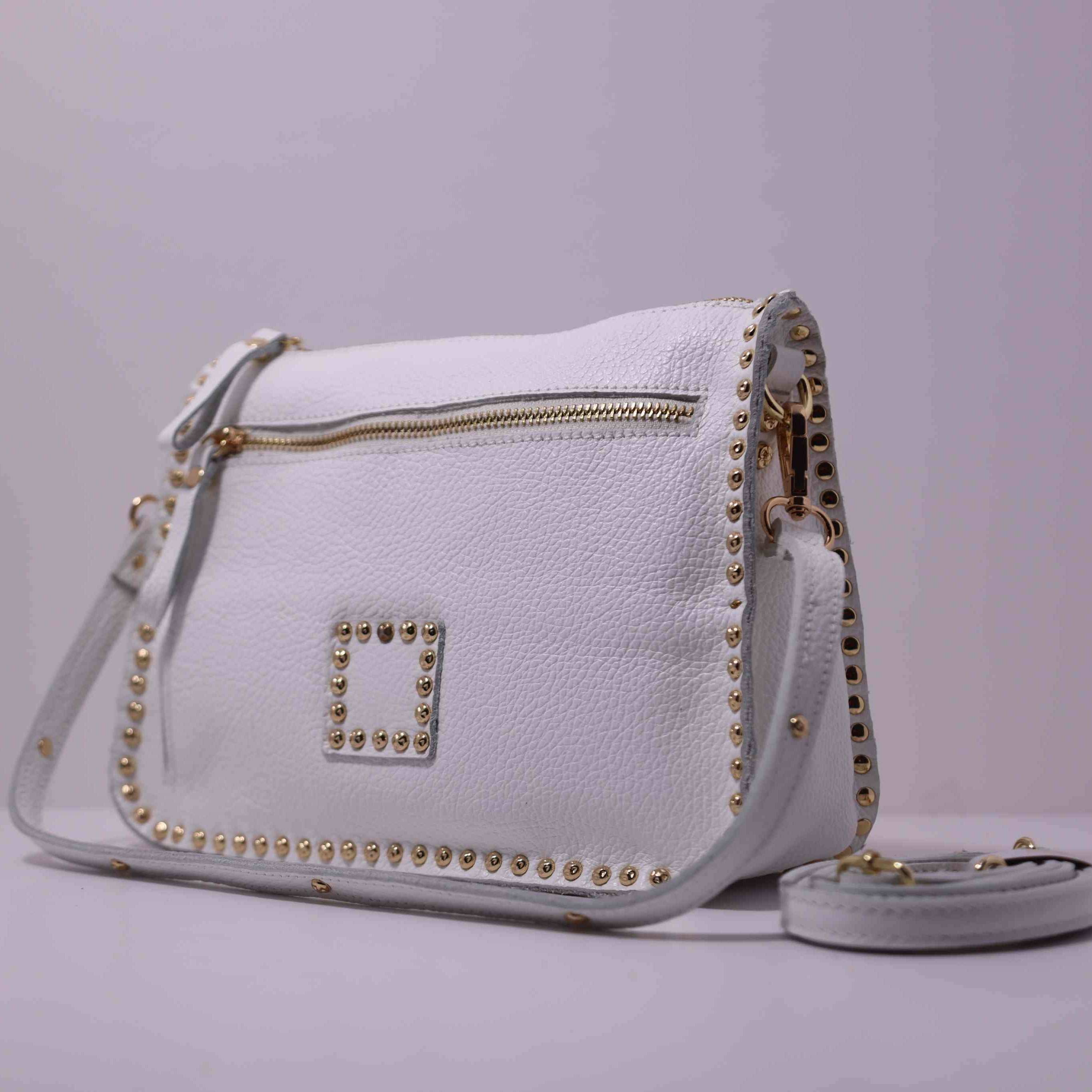 Bolso bandolera de piel con tachuelas