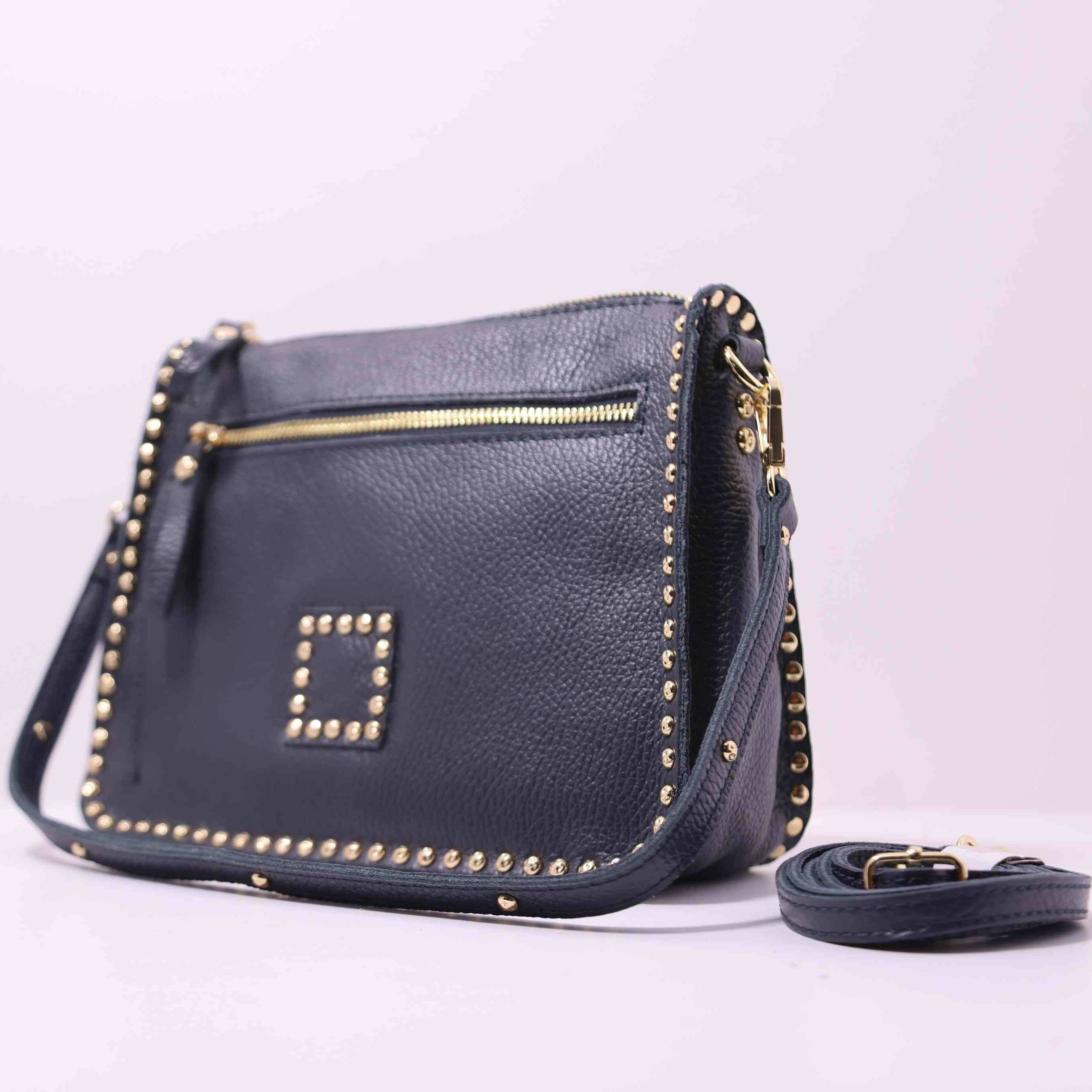 Bolso bandolera de piel con tachuelas